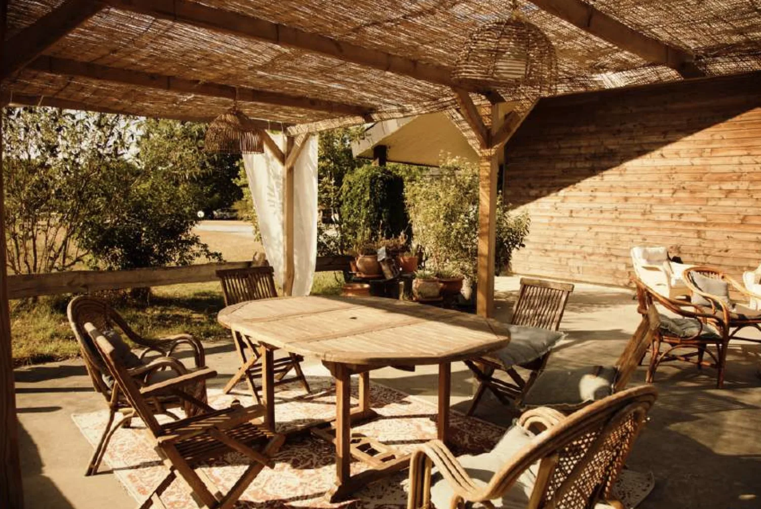 Terrasse et repas en extérieur — Domaine de La Ruade