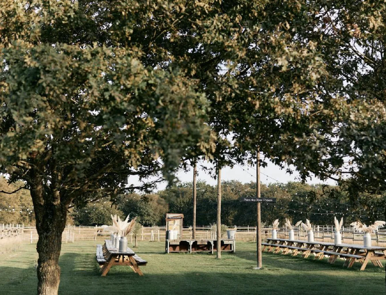 Espace guinguette et tables conviviales — Domaine de La Ruade