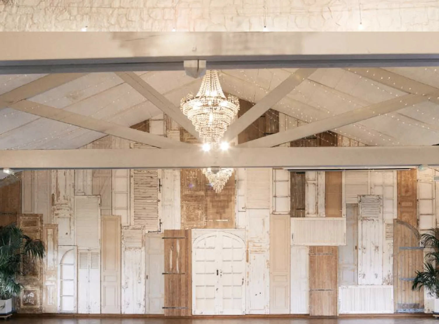 Salle de réception, lustre et portes anciennes — Domaine de La Ruade